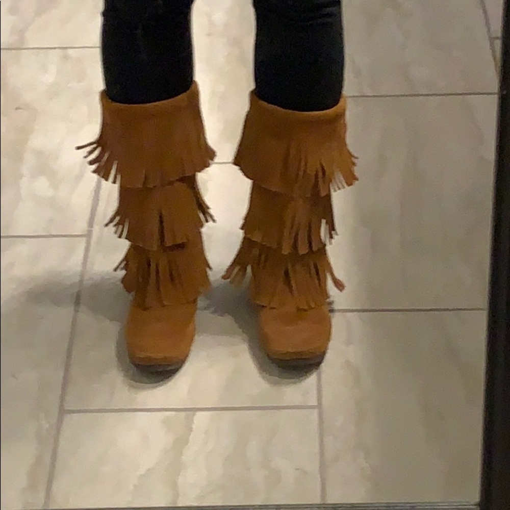 Minnetonka sz 8 3 tier leather moccasin boots.